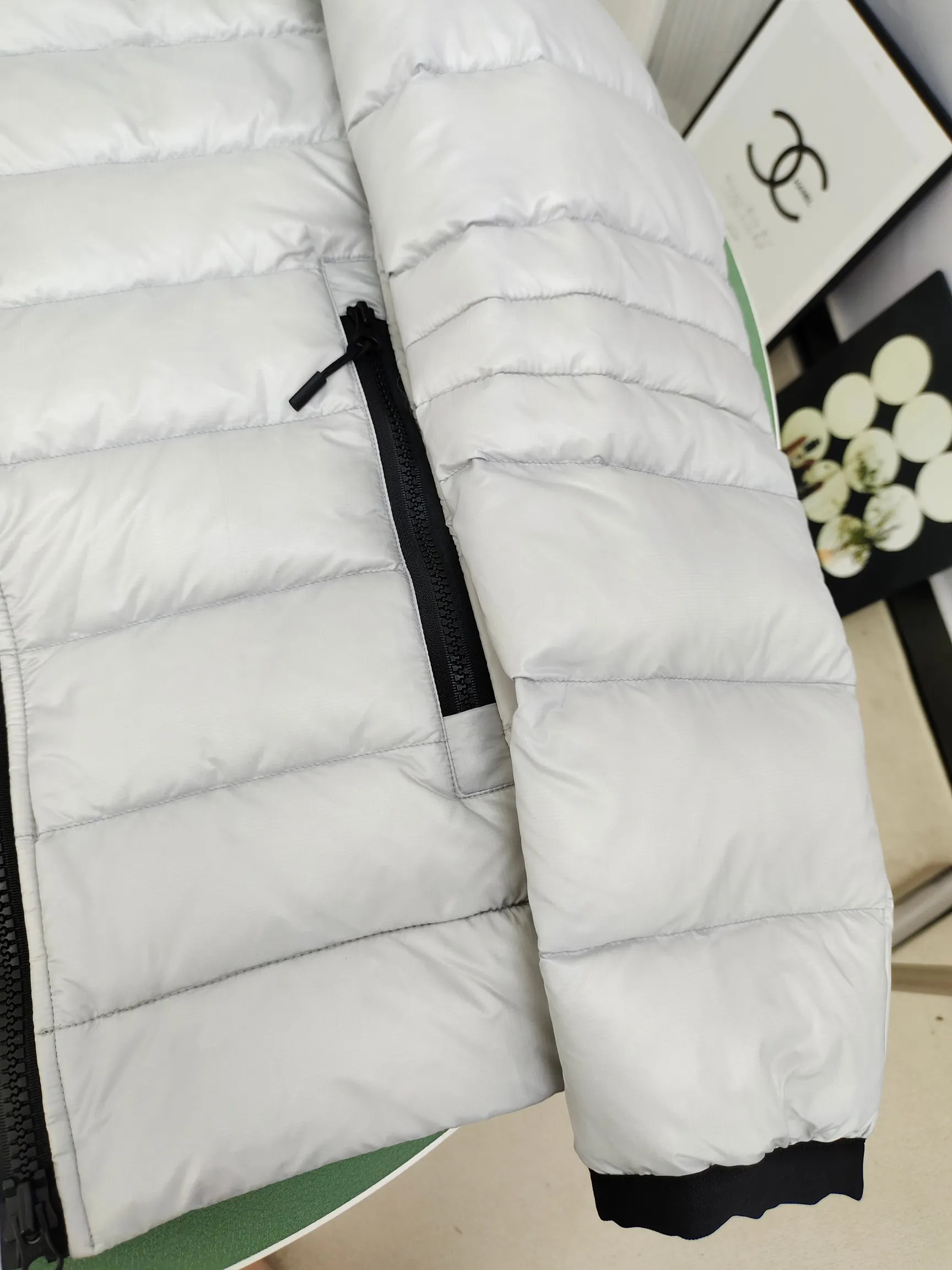 P840 𝘾𝘼𝙉𝘼𝘿𝘼 𝙂𝙊𝙊𝙎𝙀/Canada Goose 2227 thin and light model. It’s super lightweight and doesn’t feel any weight on your upper body at all! Show more temperament‼  Canada Goose, a Canadian brand, has always been recognized as the warmest down jacket. Various Instagram celebrities, Internet celebrities, and celebrities often wear it for street photos. I make Canada Goose every year, but I still can’t get rid of my love for the goose. No matter how cold the winter is, there is no need to be afraid. Canada Goose is the legendary warmest down jacket and is known as a must-have for Arctic outdoor sports! The most popular down jacket in the world, celebrities are rushing to buy it, it is a must-have! Code number: XS-2XL Color: silver gray (red label) silver gray (black label), black (red label), black (black label), dark blue